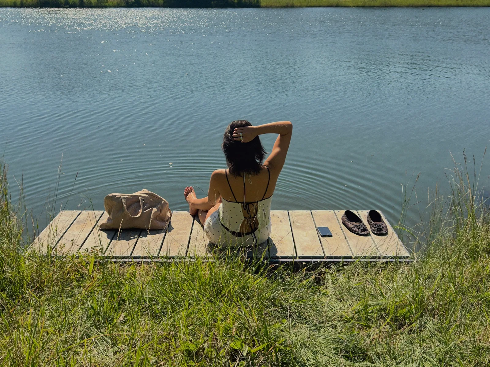 Therapeutin schwimmt entspannt in einem See in der Mittagspause