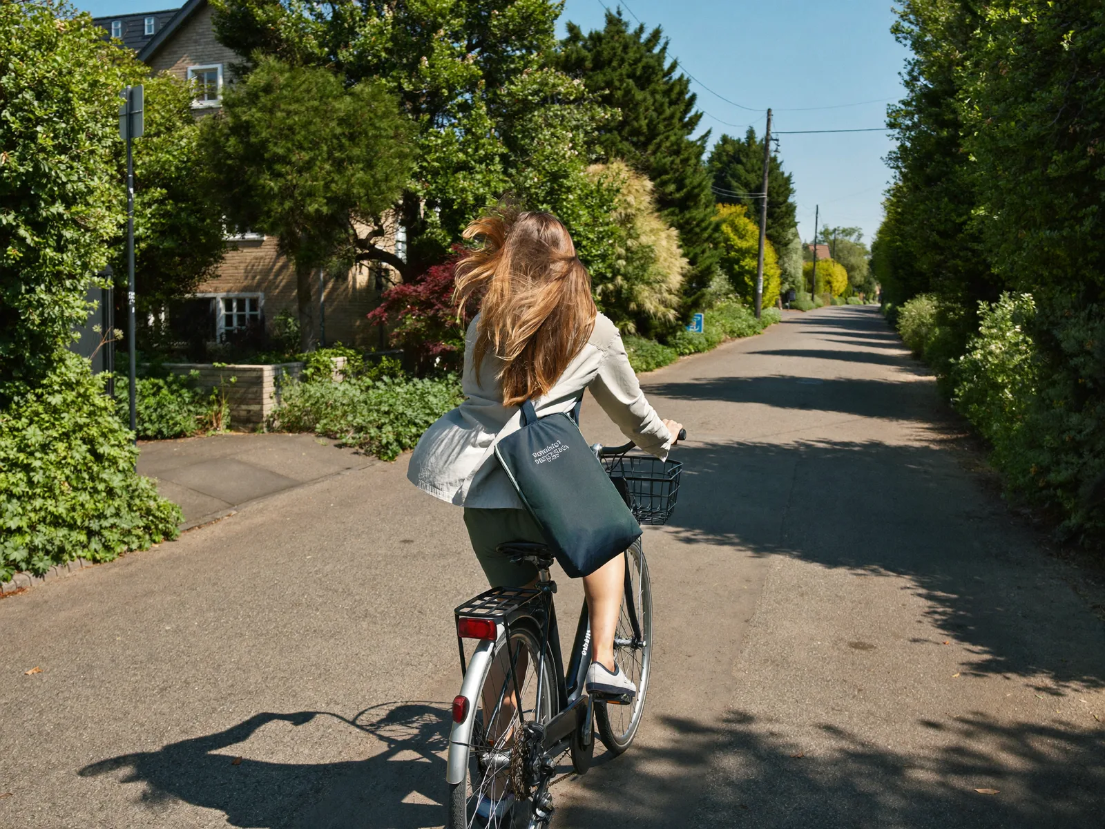 Therapeut fährt mit dem Fahrrad durch die Stadt zum nächsten Patienten